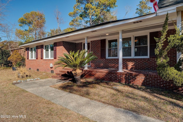 single story home featuring a front lawn and a porch