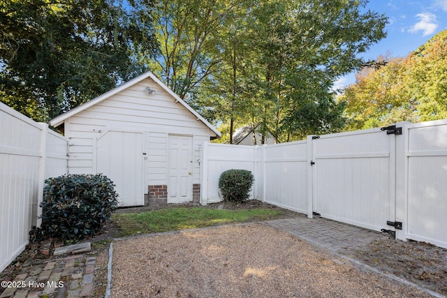 view of yard with a shed