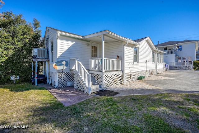 view of front of home featuring a front yard