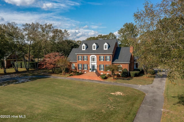 view of front of property featuring a front lawn