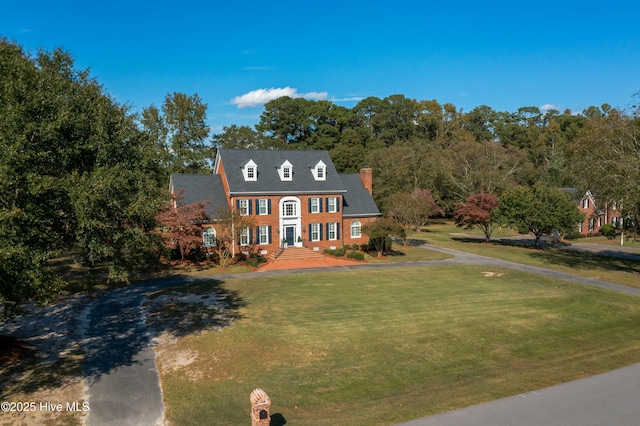 view of front facade featuring a front lawn