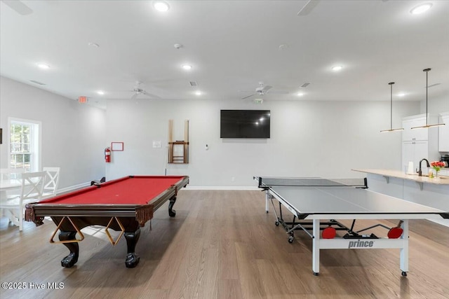 playroom featuring sink, pool table, light hardwood / wood-style flooring, and ceiling fan