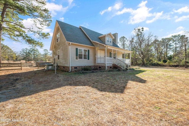 view of front facade featuring covered porch and a front yard