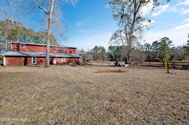 view of yard featuring a rural view