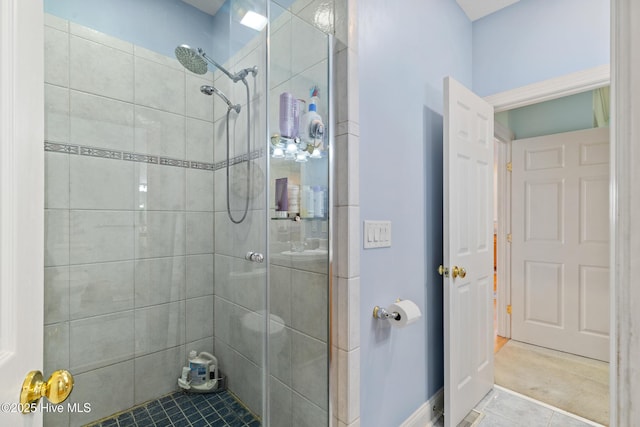 bathroom featuring a tile shower