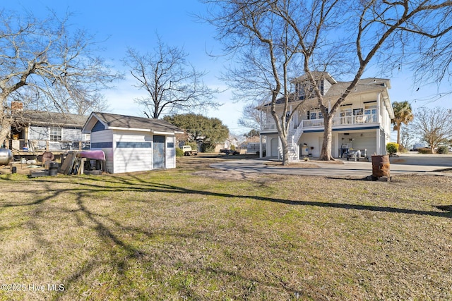 view of yard featuring a garage and an outdoor structure