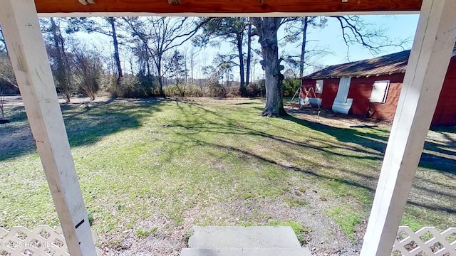 view of yard with an outbuilding