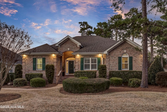 view of front of property featuring a yard