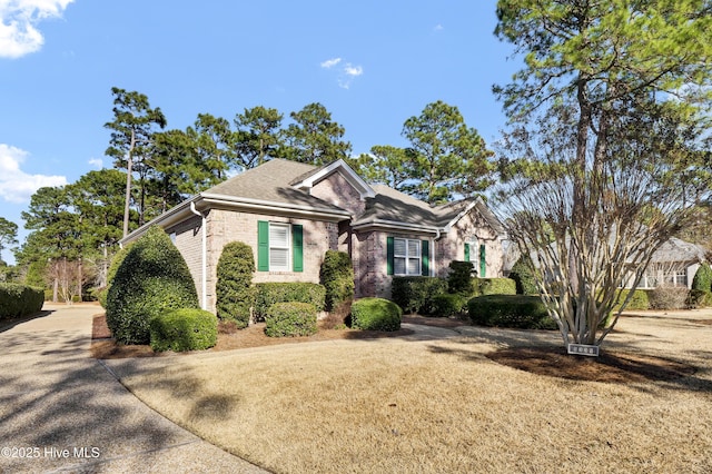 view of front of home featuring a front lawn