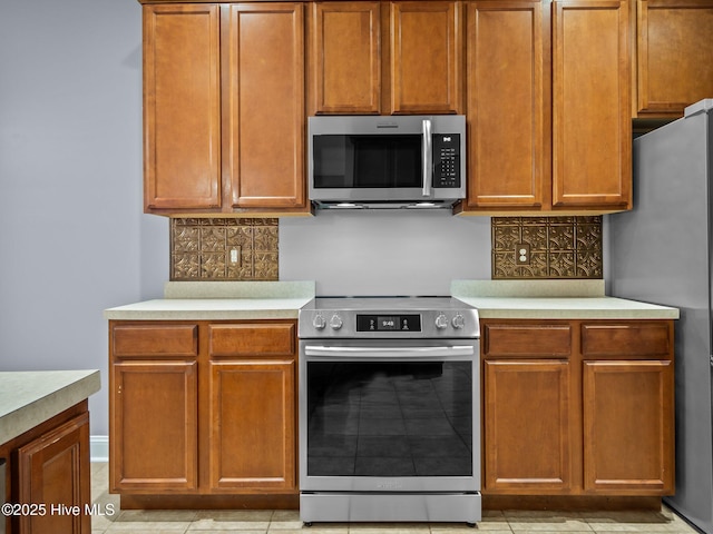 kitchen with backsplash and appliances with stainless steel finishes