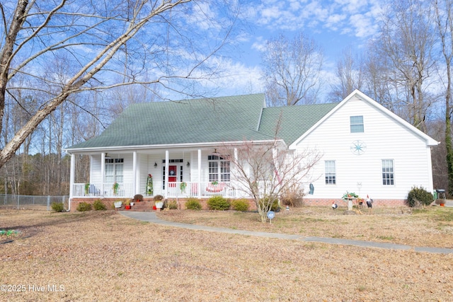 view of front facade featuring a porch and a front yard