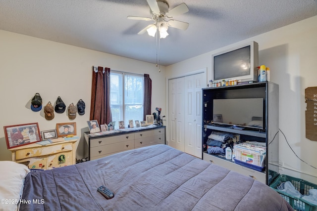 bedroom with ceiling fan, a textured ceiling, and a closet