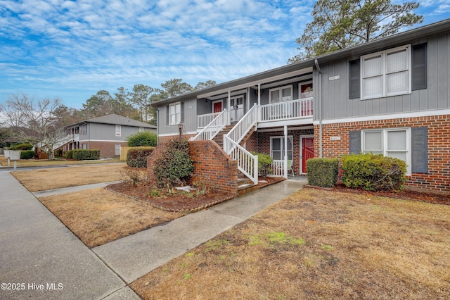 view of front of home featuring a porch and a front yard