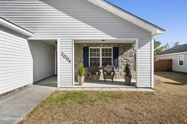 property entrance featuring a yard