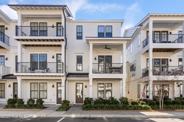 townhome / multi-family property featuring ceiling fan