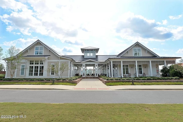 view of front facade featuring covered porch and a front yard