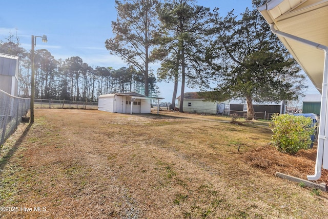 view of yard featuring an outdoor structure