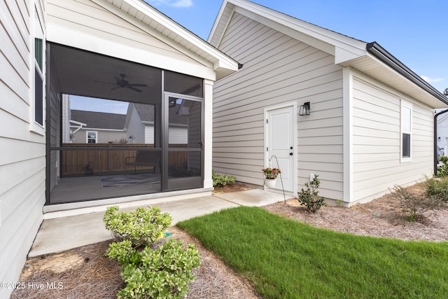 property entrance featuring ceiling fan