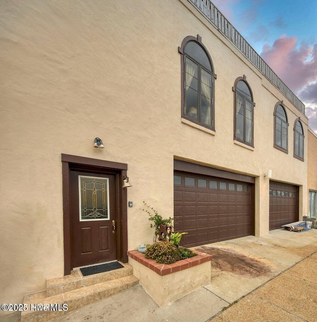 view of front facade featuring a garage