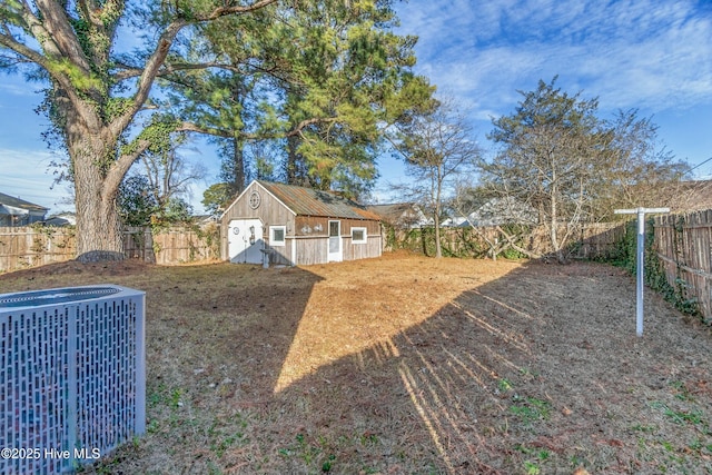 view of yard featuring cooling unit and a shed