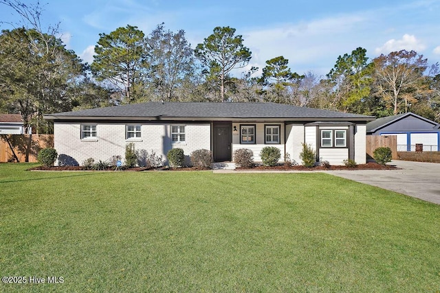 single story home featuring a front lawn