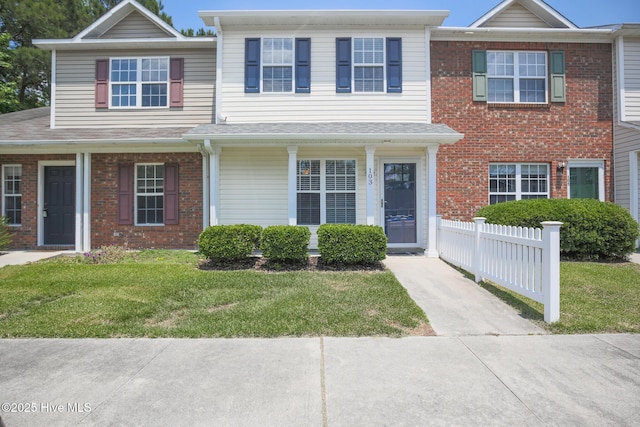 townhome / multi-family property featuring a front yard