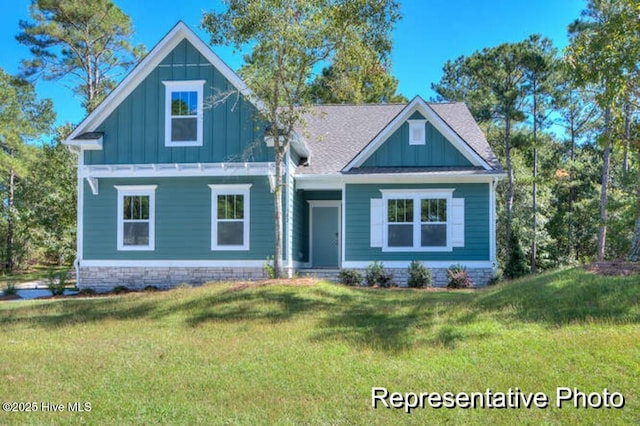 craftsman house featuring a front lawn