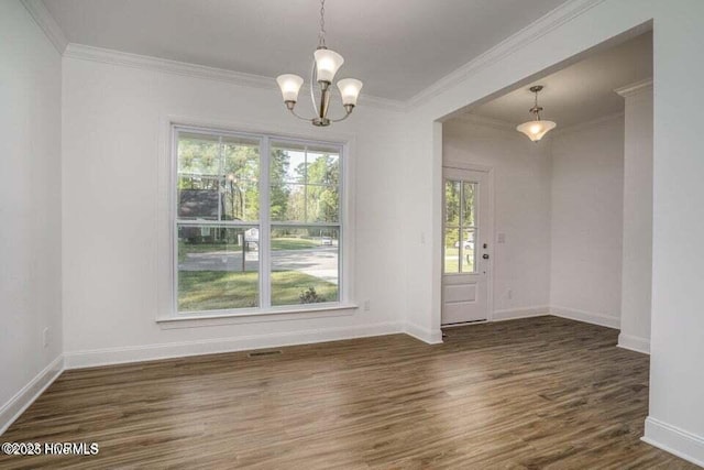 unfurnished room featuring crown molding, dark wood-type flooring, and a chandelier