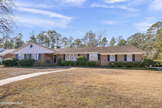 ranch-style house featuring a front yard