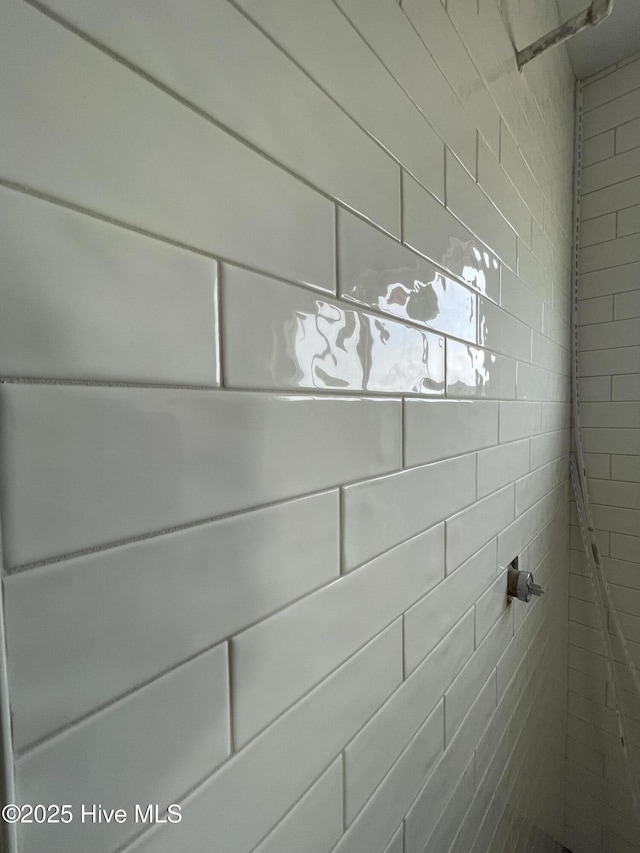 room details featuring a tile shower