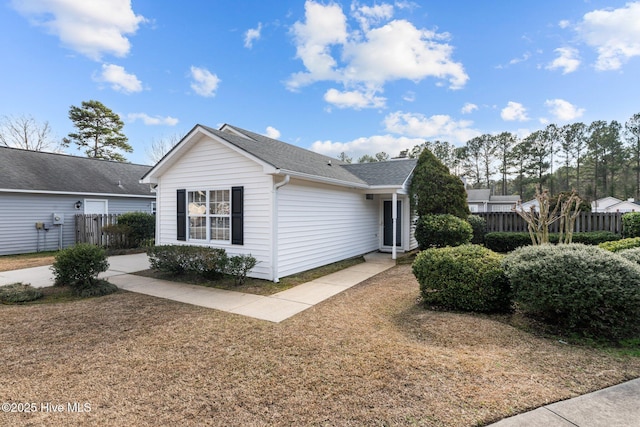 view of front of home featuring a front lawn