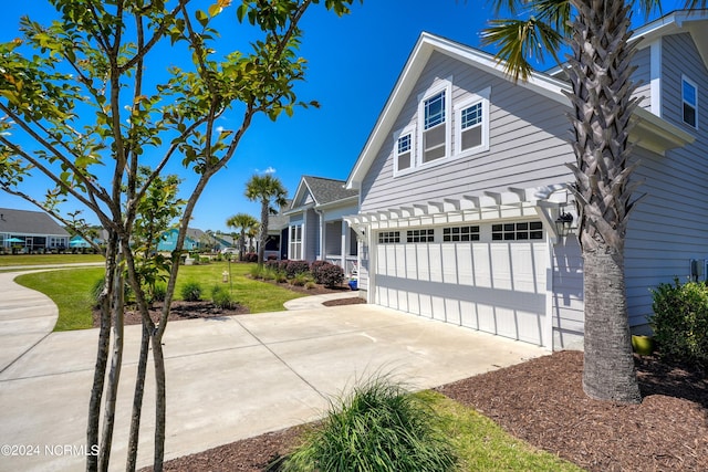 view of front of house with driveway and a front lawn