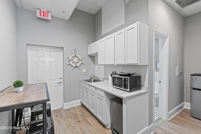 kitchen featuring stainless steel appliances, tasteful backsplash, sink, and white cabinets