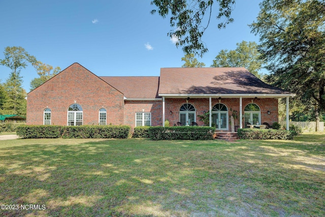 view of front of property featuring a front lawn