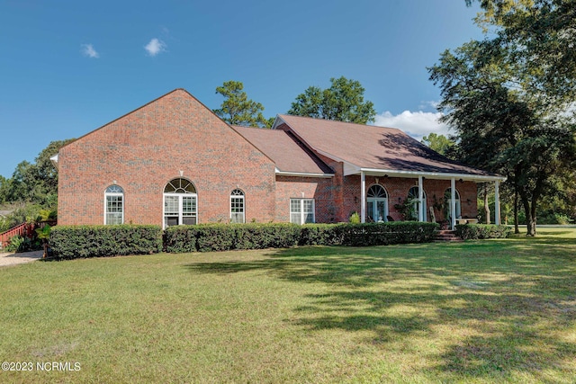 view of front of house featuring a front yard