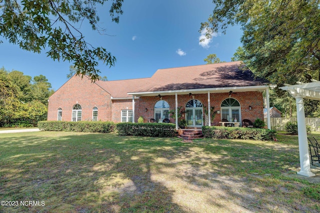 view of front of property featuring a front lawn