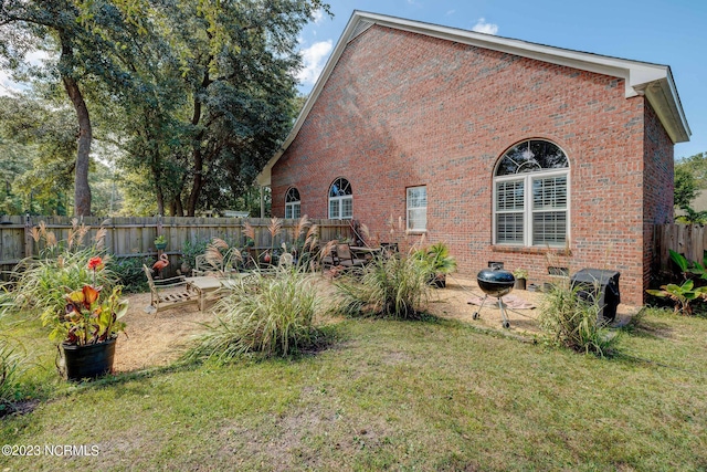 back of house featuring a lawn