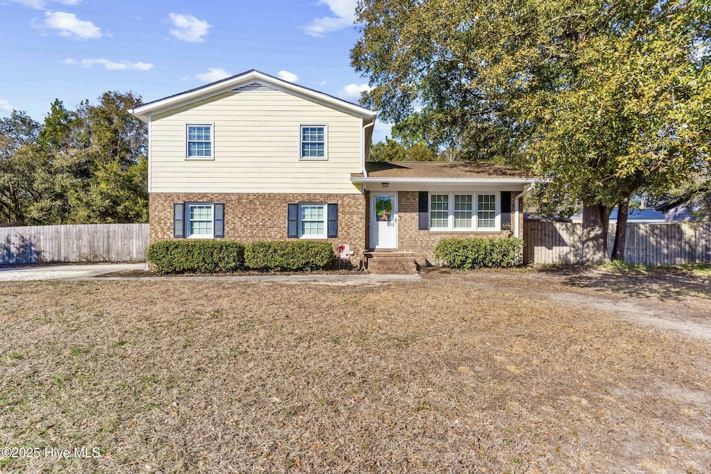 view of front of home featuring a front yard