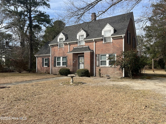 view of front of home with a front lawn