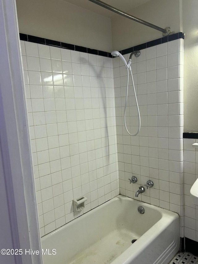 bathroom featuring tiled shower / bath combo