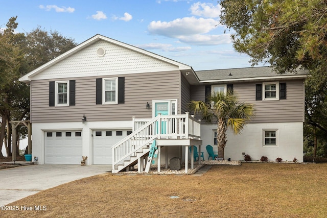 view of front facade featuring a garage and a front yard