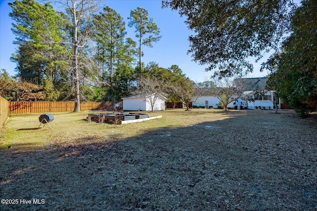 view of yard with an outdoor structure