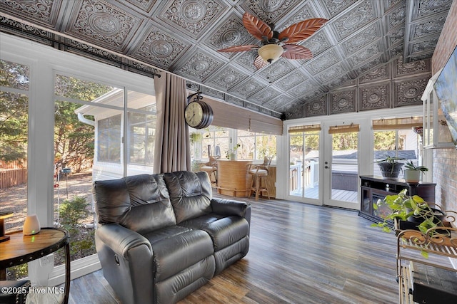 sunroom with vaulted ceiling and ceiling fan