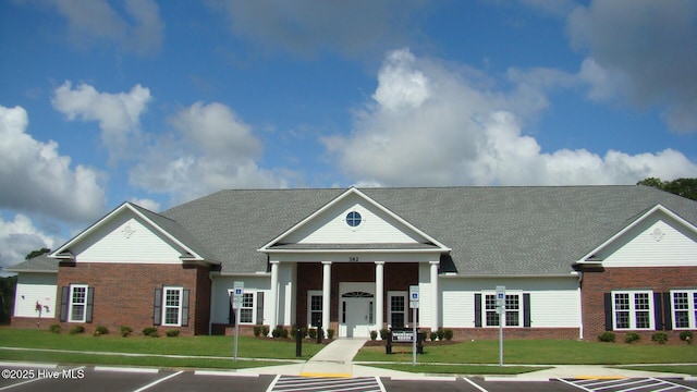 view of front facade featuring a front lawn