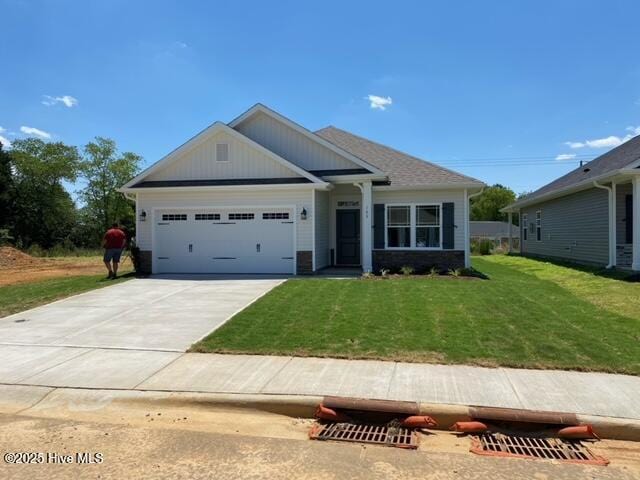 view of front facade featuring a garage and a front lawn