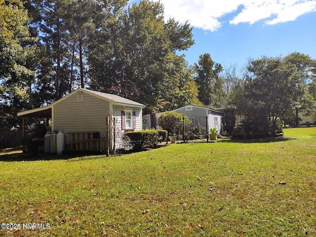 view of yard featuring a shed