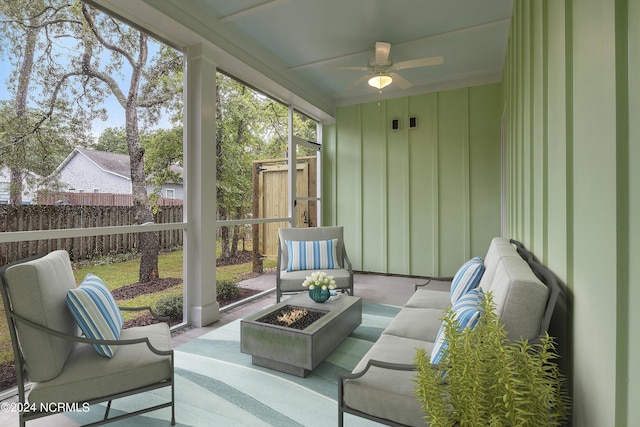 sunroom with ceiling fan