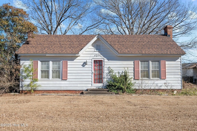 view of front of property featuring a front lawn