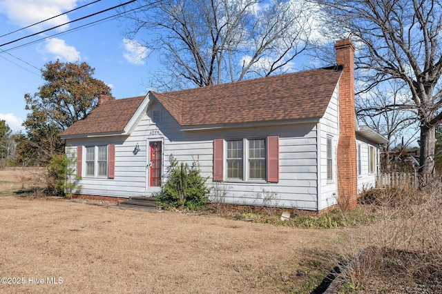 view of front of home featuring a front lawn