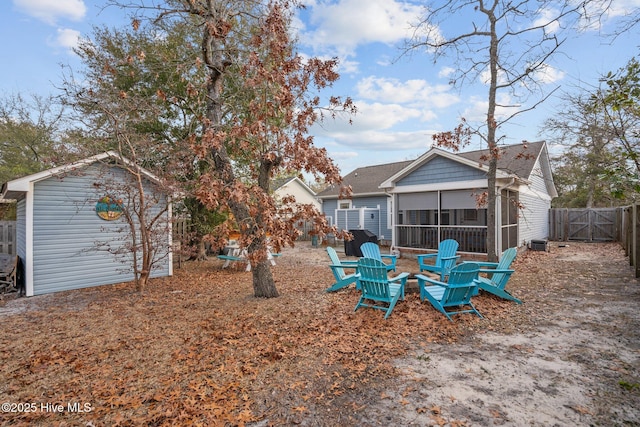 view of yard featuring an outdoor fire pit